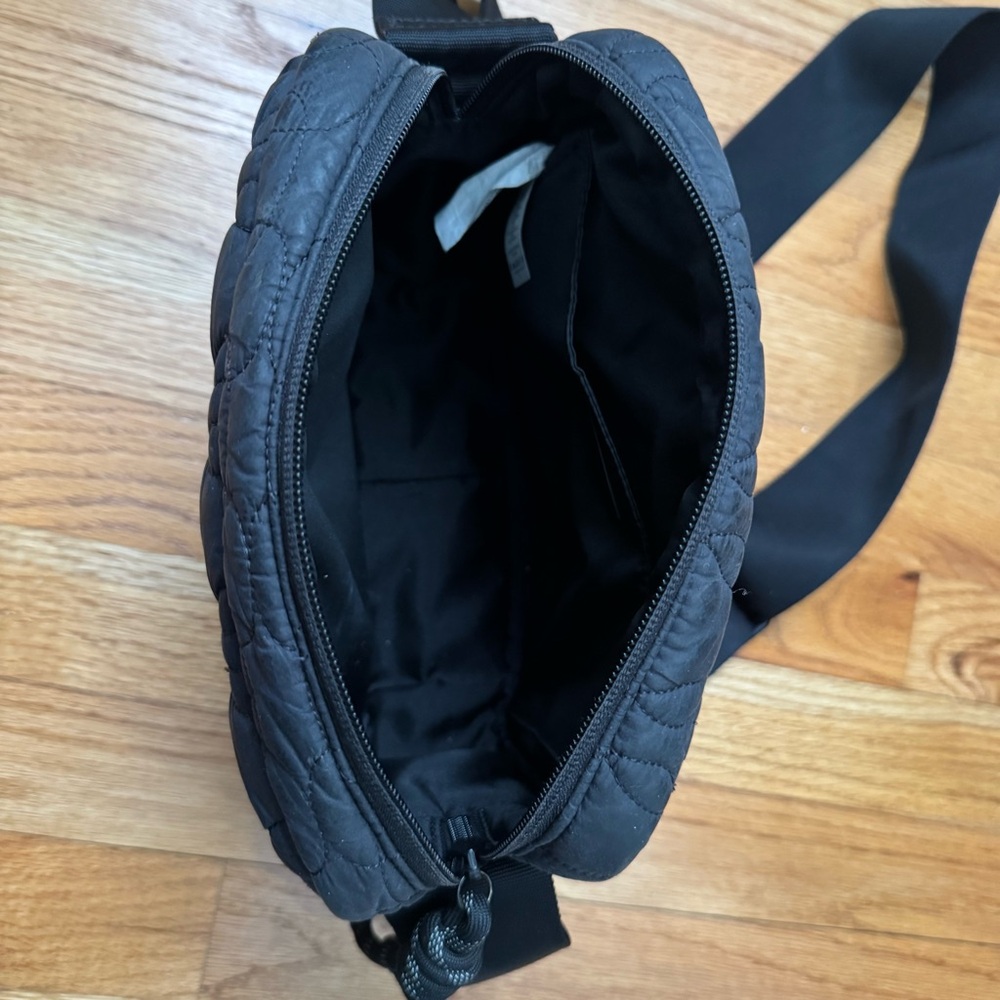 Lululemon quilted embrace black cross body bag - Picture 4 of 6